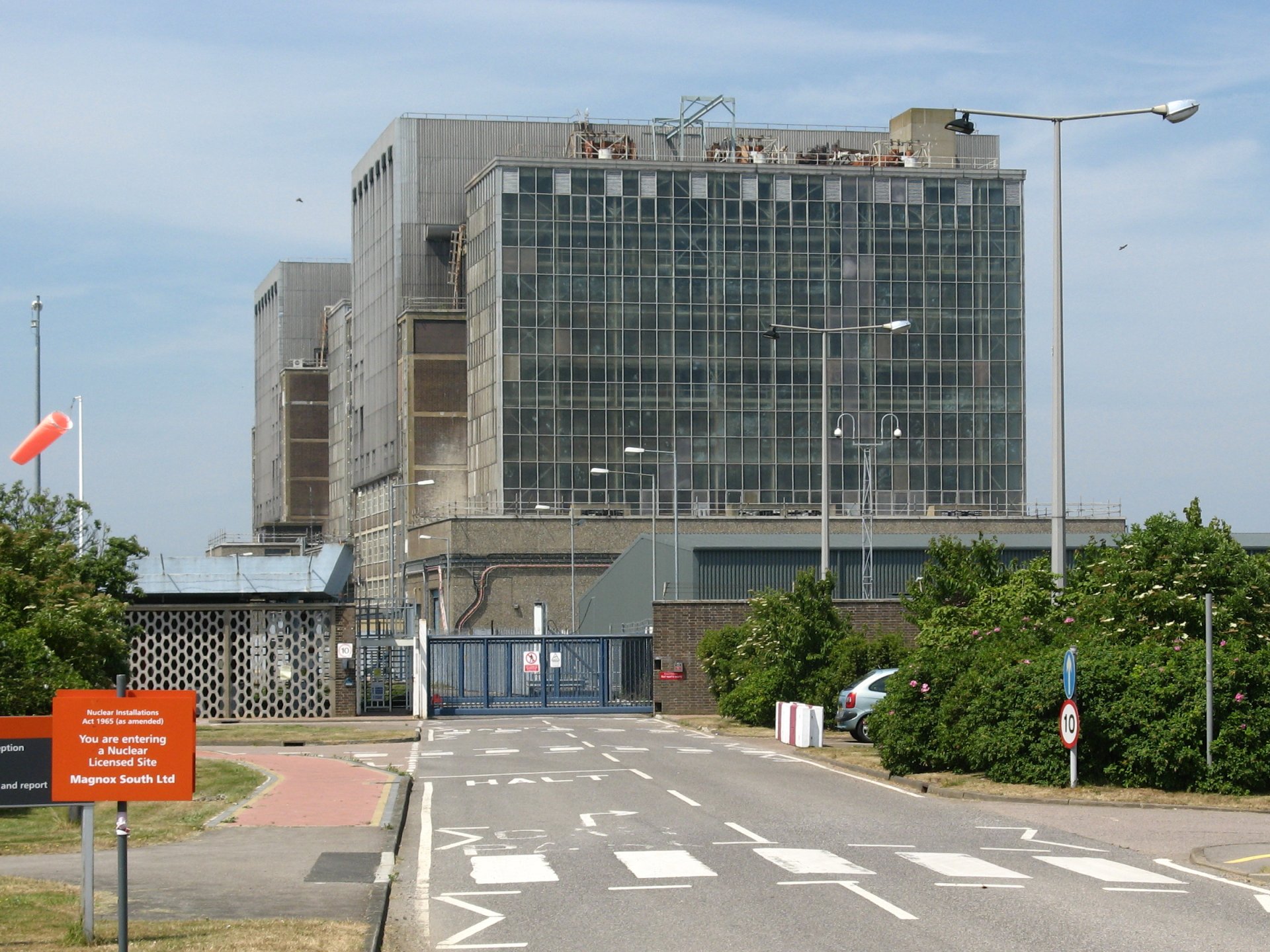 Click to view full size image
==============
Bradwell nuclear power station, from entrance road
Keywords: Bradwell Bradwell nuclear power station, from entrance road
Keywords: Bradwell
