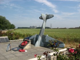 bradwell_raf_bradwell_bay_memorial_from_south.jpg
