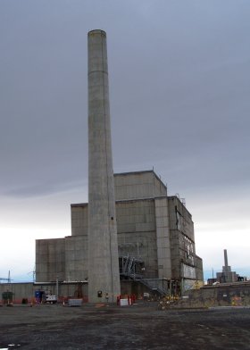 hanford_116ke_reactor_stack_before_demolition_7644699678.jpg