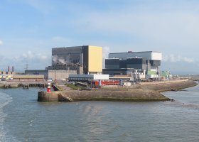 heysham_nuclear_power_stations_geograph_org_uk_7493318.jpg